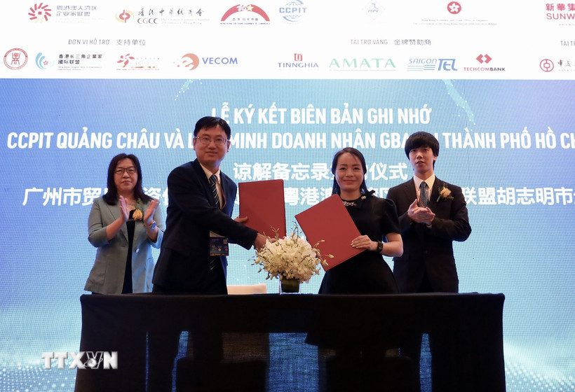 Doanh nghiệp Việt Nam - Trung Quốc ký kết thỏa thuận hợp tác tại diễn đàn. (Ảnh: Xuân Anh/TTXVN)