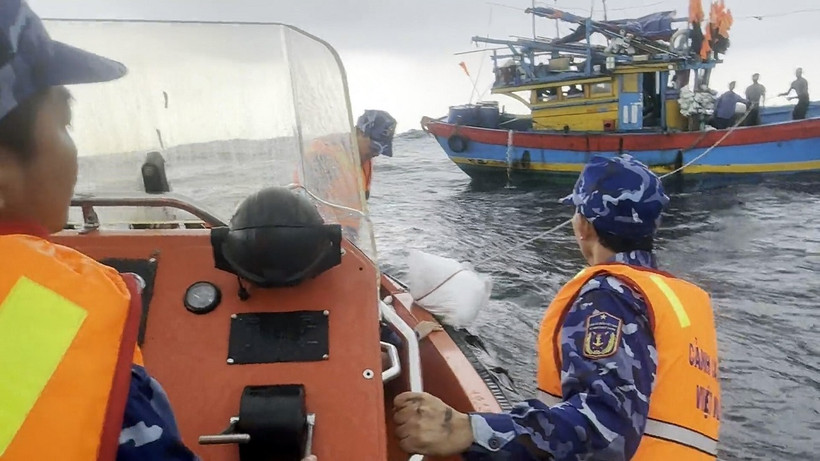 Tàu CSB 8004 lai kéo tàu bị nạn về đảo Cồn Cỏ. (Ảnh: TTXVN phát)