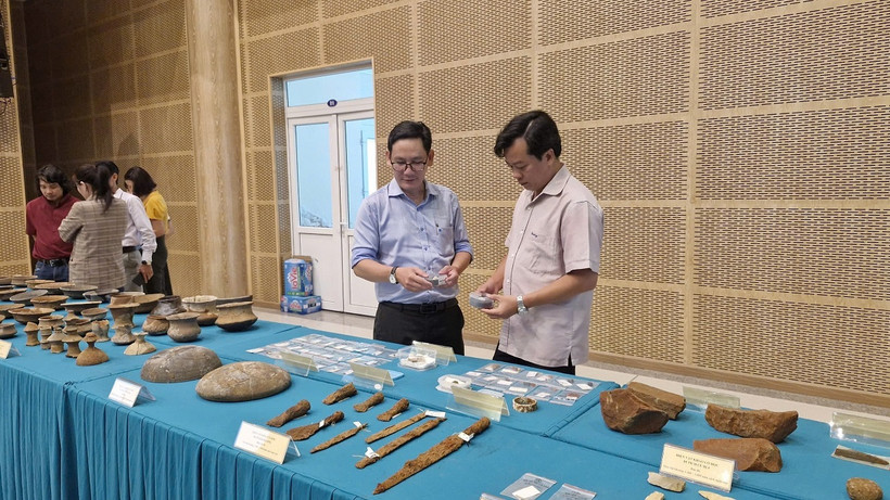 Tiến sỹ Nguyễn Khánh Trung Kiên, Phó Viện trưởng, Giám đốc Trung tâm Khảo cổ học-Viện Khoa học xã hội vùng Nam Bộ và ông Trần Anh Thiện, Giám đốc Bảo tàng tỉnh Bà Rịa-Vũng Tàu cùng xem các hiện vật được trưng bày tại Bảo tàng tỉnh Bà Rịa-Vũng Tàu. (Ảnh: Huỳnh Sơn/TTXVN)