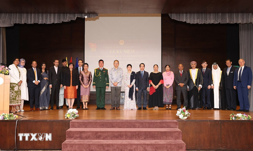 Đại sứ và Tùy viên Quốc phòng tại Brunei chụp ảnh cùng một số quan khách dự lễ kỷ niệm. (Ảnh: TTXVN)