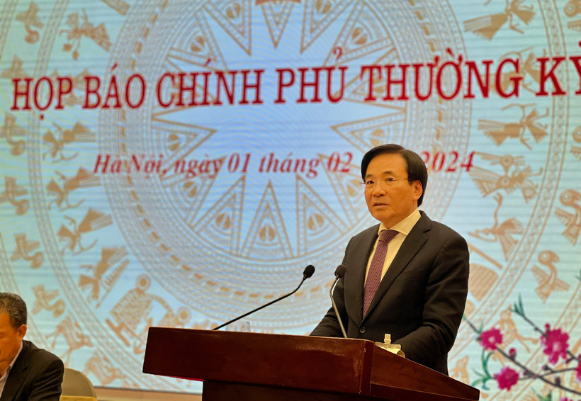 Bộ trưởng, Chủ nhiệm Văn phòng Chính phủ Trần Văn Sơn, Người phát ngôn của Chính phủ, chủ trì buổi họp báo thường kỳ tháng 1/2024. (Ảnh: Mai Mai/Vietnam+)