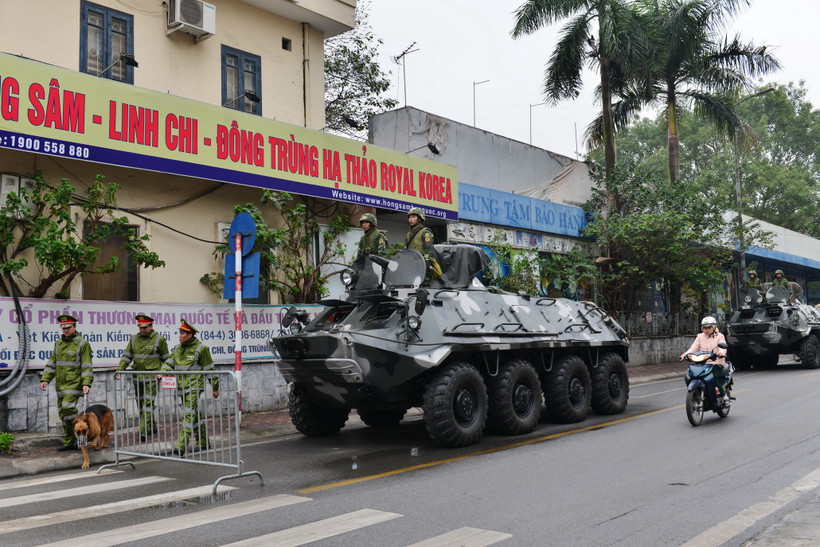 Lực lượng Thiết giáp của Bộ Tư lệnh Thủ đô Hà Nội chốt giữ tại các mục tiêu đặc biệt quan trọng. (Ảnh: TTXVN)