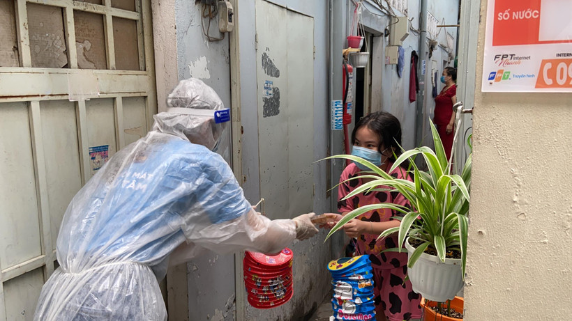 Trẻ em trong khu vực phong tỏa được tặng quà Trung Thu. (Ảnh: CTV/Vietnam+)