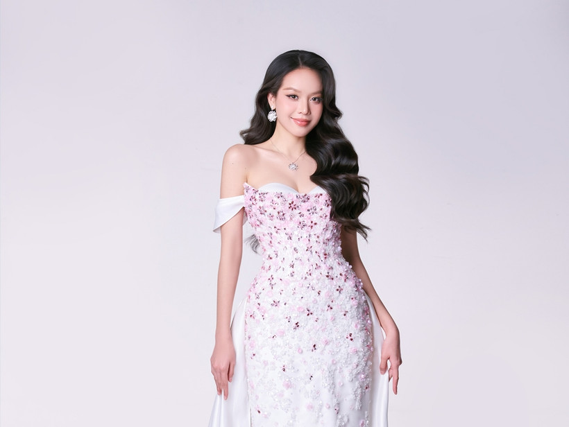 Thiết kế dạ hội Hoa hậu sẽ mặc trong đêm Chung kết lấy ý tưởng từ hình ảnh hoa anh đào của đất nước Mặt Trời mọc. (Ảnh: CTV/Vietnam+)