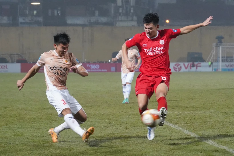 Đương kim vô địch Công an Hà Nội (áo vàng) khao khát đòi lại 'món nợ' để thua 0-3 trước Thể Công-Viettel ở lượt đi V-League 2023/24. (Ảnh: Việt Anh/Vietnam+)