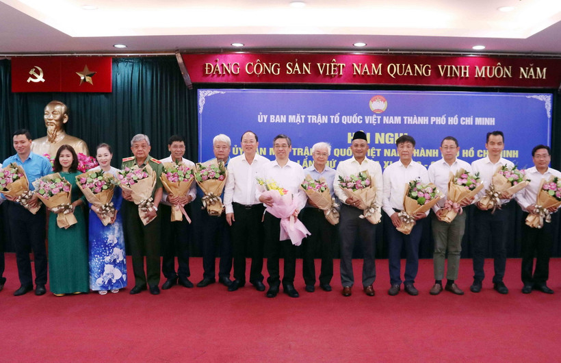 Ông Nguyễn Hồ Hải, Phó Bí thư Thường trực Thành ủy Thành phố Hồ Chí Minh tặng hoa chúc mừng các Ủy viên Ủy ban Mặt trận Tổ quốc Việt Nam thành phố khóa XI được hiệp thương bổ sung tại Hội nghị. (Ảnh: Xuân Khu/TTXVN)