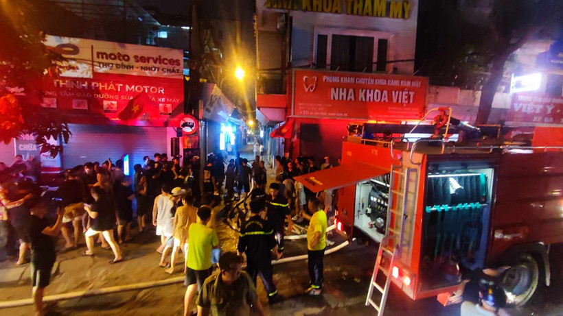 Tối 14/5, một ngọn lửa lớn bất ngờ bùng phát tại một cơ sở kinh doanh ở địa chỉ ngõ 509 đường Vũ Tông Phan, quận Thanh Xuân, Hà Nội. (Ảnh: Hoài Nam/Vietnam+)