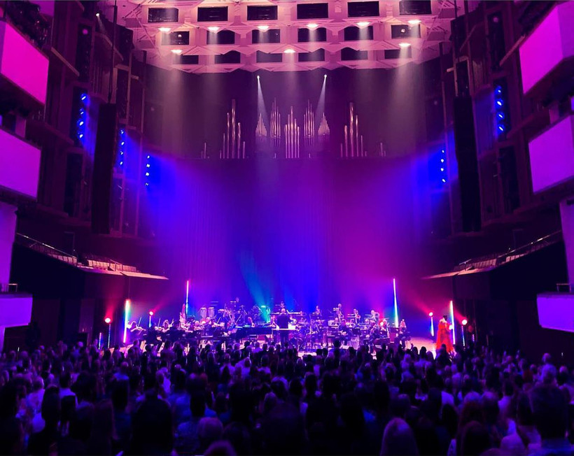 Biểu tượng phi giới tính thế giới diện thiết kế của Trần Hùng lưu diễn