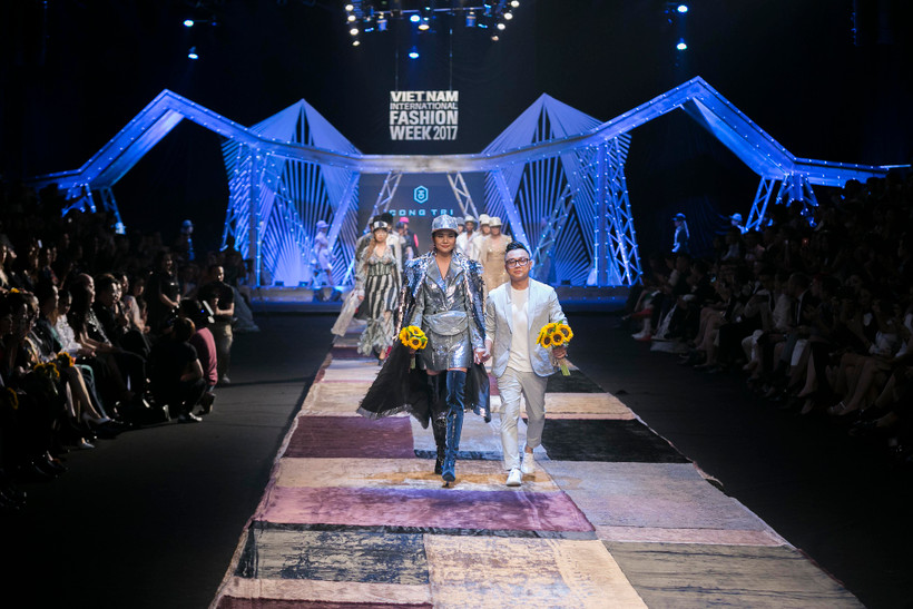 Nhà thiết kế Nguyễn Công Trí mở màn sự kiện Tuần lễ Thời trang Quốc tế Việt Nam - Vietnam International Fashion Week 2020. (Ảnh: BTC)