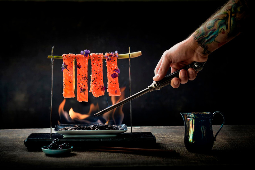 Gỏi cá hồi hương vị càphê đốt. (Ảnh: CTV/Vietnam+)