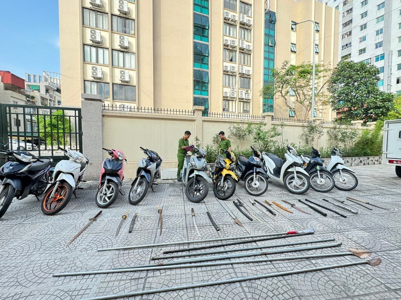 Các tang vật mà công an thu giữ. (Ảnh TTXVN phát)