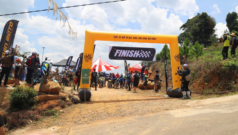 Giải đua xe môtô địa hình Lâm Đồng mở rộng 'Núi xanh Enduro 2024' bị tạm hoãn ngay trước giờ khai mạc. (Nguồn: Báo Lâm Đồng)