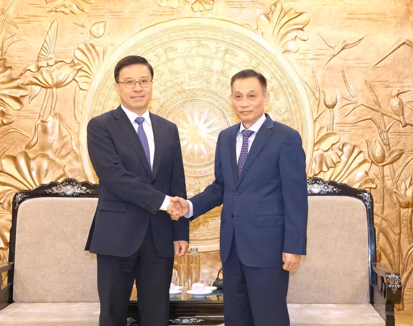 Bí thư Trung ương Đảng, Trưởng Ban Đối ngoại Trung ương Lê Hoài Trung tiếp Trợ lý Trưởng Ban Liên lạc Đối ngoại Trung ương Đảng Cộng sản Trung Quốc Triệu Thế Thông. (Ảnh: Phương Hoa/TTXVN)