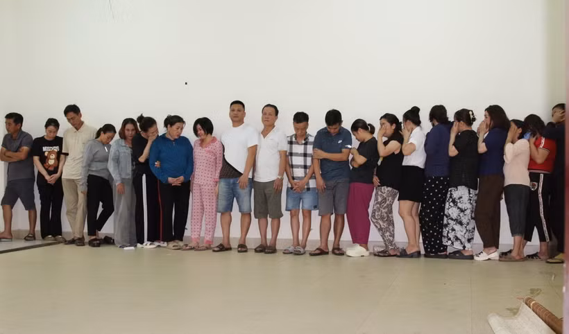 Các đối tượng bị bắt giữ tại cơ quan công an. (Ảnh: TTXVN phát)