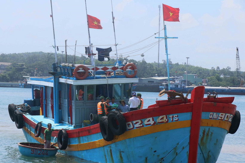 Trạm kiểm soát biên phòng An Hòa (xã Tam Quang, huyện Núi Thành, tỉnh Quảng Nam) kiểm tra tất cả tàu cá trước khi ra khơi. (Ảnh: Đoàn Hữu Trung/TTXVN)