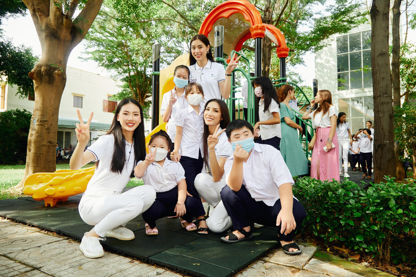 Cá thí sinh Hoa hậu Hoàn vũ Việt Nam giao lưu, gặp gỡ và trao quà cho các bé có hoàn cảnh đặc biệt tại Nhà bảo trợ trẻ em Long Hải. (Ảnh: CTV/Vietnam+)