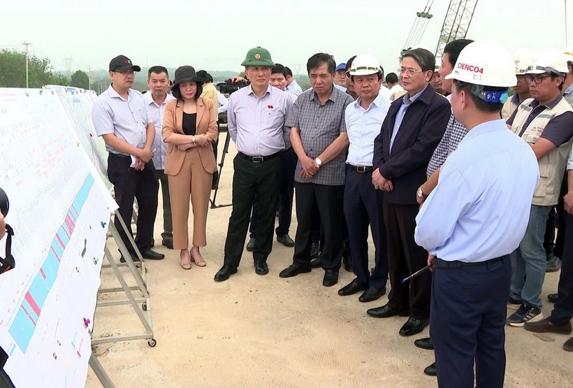 Phó Chủ tịch Quốc hội Nguyễn Đức Hải cùng các thành viên trong đoàn công tác kiểm tra thực tế tại dự án xây dựng Đường bộ Cao tốc Bắc-Nam đoạn qua tỉnh Quảng Bình. (Ảnh: Tá Chuyên/TTXVN)