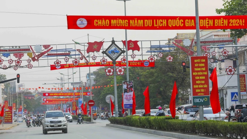 Đường phố rợp cờ hoa, băngrôn, khẩu hiệu chào đón Năm Du lịch Quốc gia-Điện Biên và Lễ hội Hoa Ban 2024. (Ảnh: Xuân Tư/TTXVN)