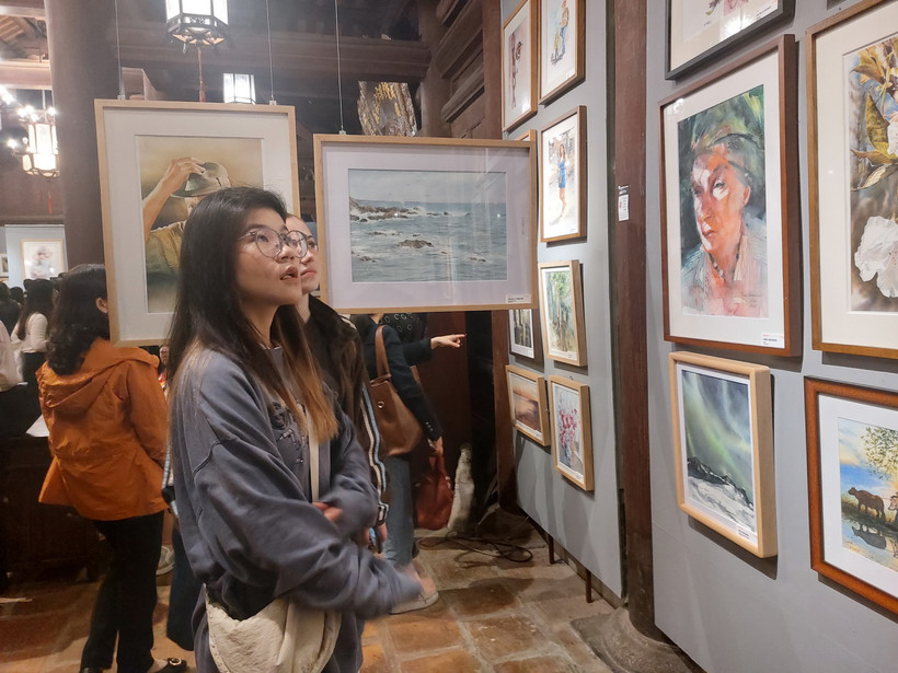Công chúng thưởng lãm các tác phẩm tại triển lãm. (Ảnh: Đinh Thuận/TTXVN)