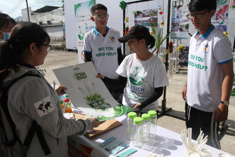 Tuyên truyền nâng cao ý thức bảo vệ môi trường tại sự kiện. (Ảnh: CTV/Vetnam+)