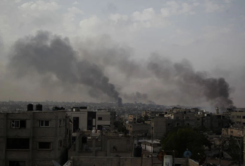 Khói bốc lên từ thành phố Rafah, Dải Gaza. (Ảnh: THX/TTXVN)