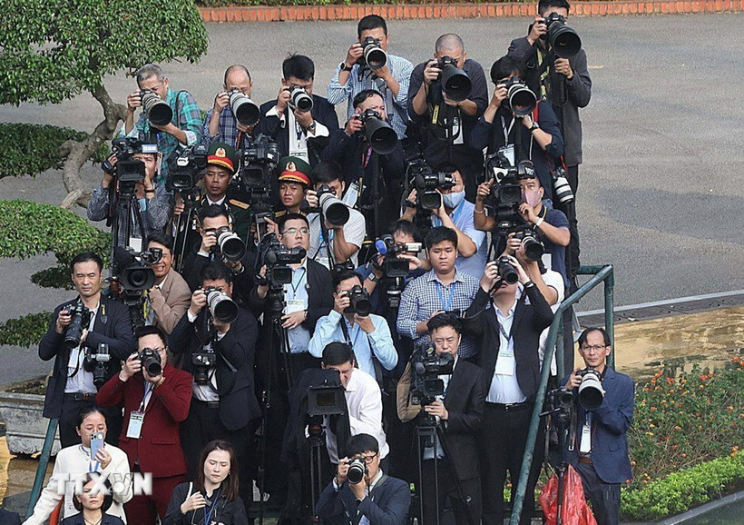 Phóng viên tác nghiệp. (Nguồn: TTXVN)