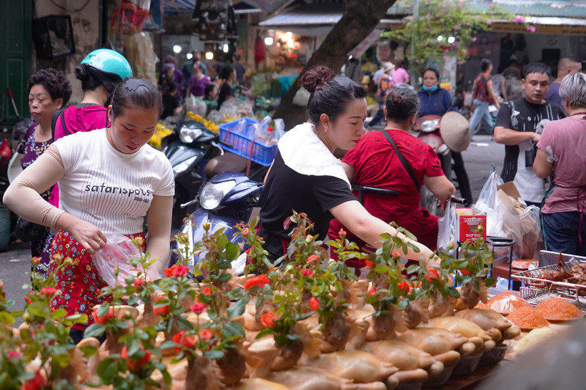 Người tiêu dùng Thủ đô mua sắm chuẩn bị cho dịp lễ Rằm tháng Bảy Âm lịch-Lễ Vu Lan. (Ảnh: Việt Anh/Vietnam+)
