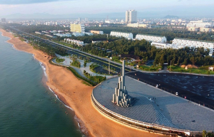 Quảng trường Tháp Nghinh Phong nằm bên bờ biển Tuy Hòa. (Ảnh: TTXVN phát)