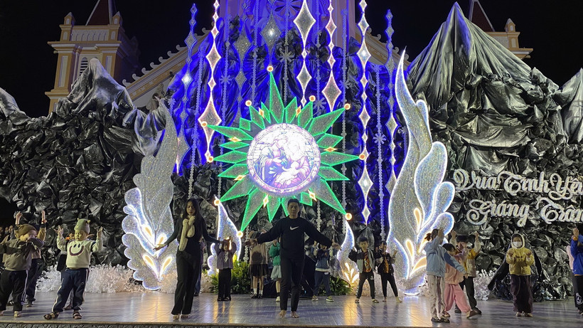 Bà con giáo dân tại tỉnh Kon Tum tập văn nghệ chuẩn bị cho đêm mừng Giáng sinh. (Ảnh: Khoa Chương/TTXVN)