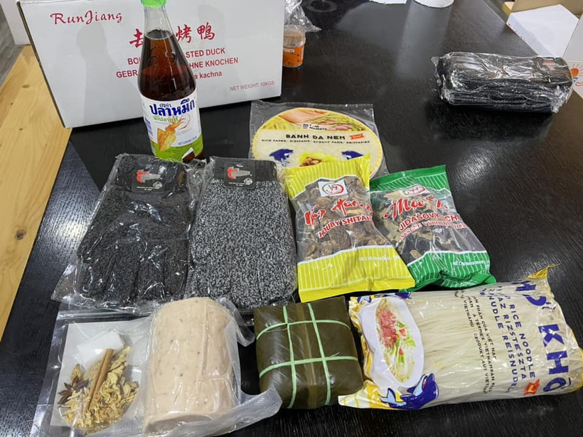 Những suất quà dành tặng cho hơn các bạn trẻ mới sang Hungary. (Ảnh: Hoàng Linh/Vietnam+)