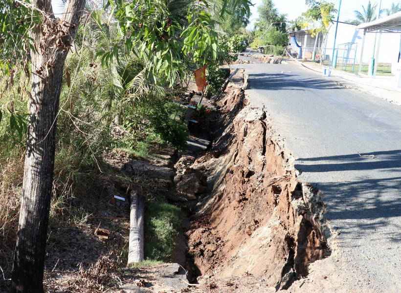 Đường tỉnh 965 trên địa bàn xã An Minh Bắc, huyện U Minh Thượng, tỉnh Kiên Giang bị sụt lún, sạt lở nghiêm trọng. (Ảnh: Lê Huy Hải/TTXVN)