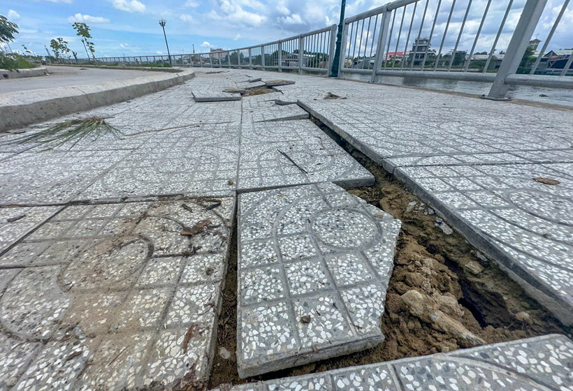 Vỉa hè kè sông Cần Thơ thuộc gói thầu số 4 bị lún, nứt sau khi đưa vào sử dụng. (Ảnh: TTXVN phát)