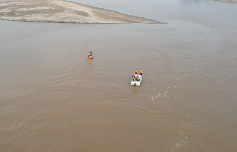 Tỉnh Phú Thọ huy động gần 100 người cùng 20 phương tiện, xuyên đêm tổ chức tìm kiếm 4 học sinh còn mất tích. (Ảnh: Tạ Toàn/TTXVN)