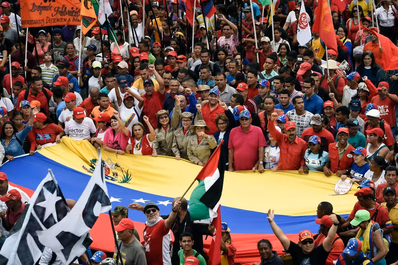 Những người ủng hộ Tổng thống Nicolas Maduro tham gia cuộc tuần hành tại thủ đô Caracas, Venezuela, ngày 13/4. (Ảnh: AFP/TTXVN)