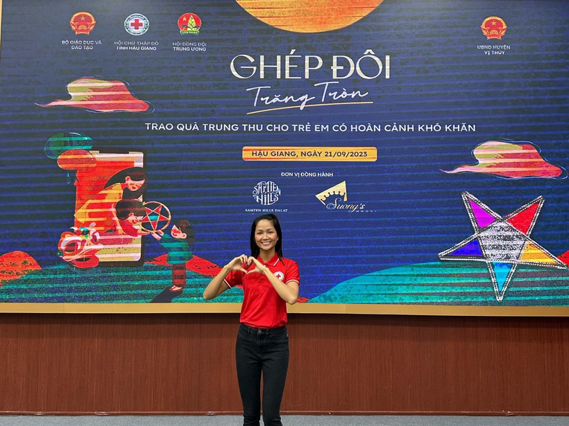 H'Hen Niê tích cực tham gia các chương trình thiện nguyện vì cộng đồng. (Ảnh: CTV/Vietnam+)