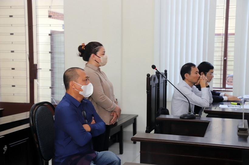 Bị cáo Lê Minh Quang và Cao Thị Thu Bích tại phiên tòa. (Ảnh: TTXVN phát)