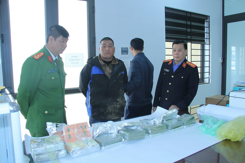 Đối tượng Giàng A Mùa cùng tang vật bị thu giữ. (Ảnh: TTXVN phát)