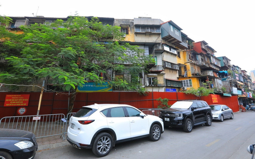 Đơn nguyên 1 chung cư G6A Thành Công được quây tôn kín để đảm bảo an toàn. (Ảnh: Tuấn Anh/TTXVN)