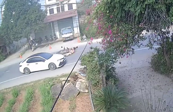 Hình ảnh hiện trường thanh niên đi xe máy đâm bị thương cảnh sát giao thông ở Bắc Giang (Ảnh cắt từ clip)