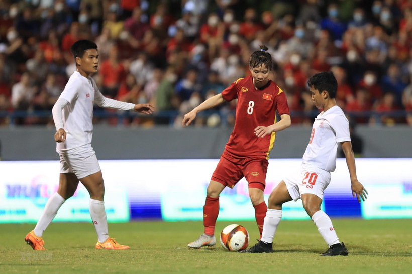 Ở tuổi 35, tiền vệ Thùy Trang (số 8) vẫn đóng vai trò quan trọng trong lối chơi của Đội tuyển Nữ Việt Nam. (Ảnh: Hoàng Linh/TTXVN) 