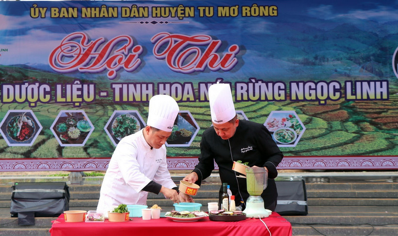 'Siêu đầu bếp' Đỗ Quang Long (áo sẫm) trình bày món nước sốt sâm dây. (Ảnh: Cao Nguyên/TTXVN)