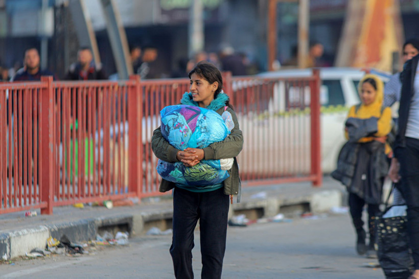 Người dân sơ tán tránh xung đột tại Khan Younis, Dải Gaza, ngày 1/12. (Ảnh: THX/TTXVN)