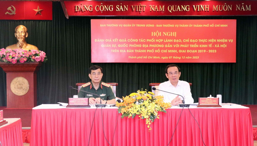 Đại tướng Phan Văn Giang (trái), Ủy viên Bộ Chính trị, Phó Bí thư Quân ủy Trung ương, Bộ trưởng Bộ Quốc phòng và Ủy viên Bộ Chính trị, Bí thư Thành ủy Thành phố Hồ Chí Minh Nguyễn Văn Nên (phải) đồng chủ trì Hội nghị. (Ảnh: Xuân Khu/TTXVN)