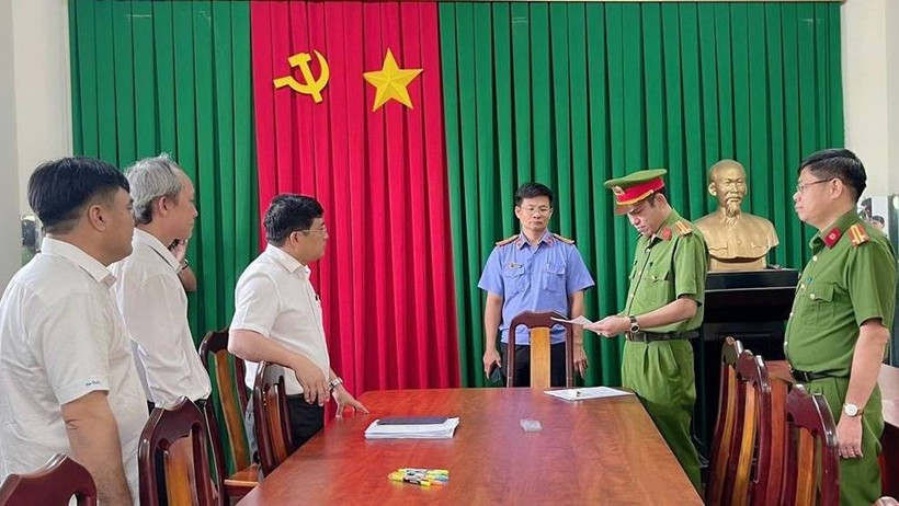 Cơ quan chức năng khám xét Trung tâm Phát triển Quỹ đất huyện Long Thành. (Nguồn: Công an tỉnh Đồng Nai)