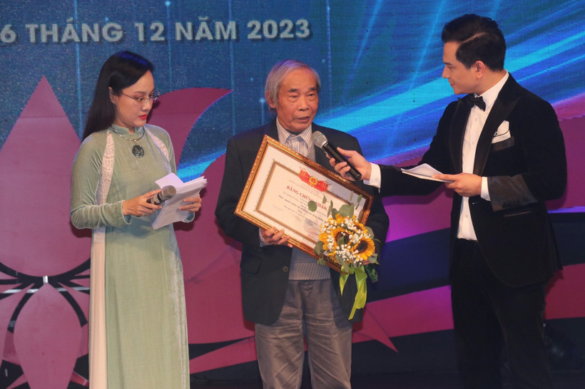 Giáo sư-tiến sỹ Nhà giáo Nhân dân Mã Giang Lân giao lưu tại lễ trao giải. (Ảnh: Vũ Thanh/TTXVN phát)