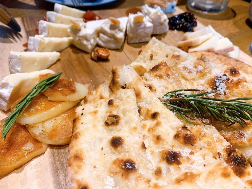 Các món ăn kèm trong phần khai vị. (Ảnh: Mai Mai/Vietnam+)