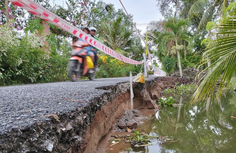 Hiện trường điểm sạt lở tuyến đường ôtô về trung tâm xã Ninh Quới, huyện Hồng Dân, tỉnh Bạc Liêu. (Ảnh: TTXVN phát)