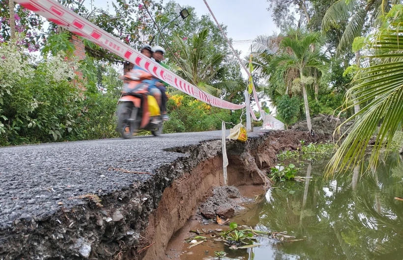 Hiện trường điểm sạt lở tuyến đường ôtô về trung tâm xã Ninh Quới, huyện Hồng Dân, tỉnh Bạc Liêu. (Ảnh: TTXVN phát)