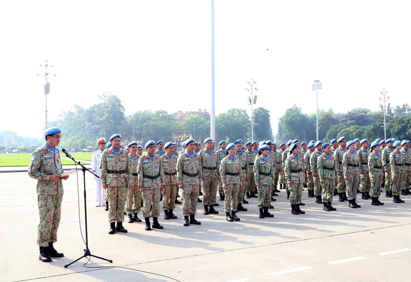 Đại tá Phạm Mạnh Thắng, Cục trưởng Cục Gìn giữ Hòa bình Việt Nam thay mặt đơn vị báo công dâng Bác. (Ảnh: Trọng Đức/TTXVN)