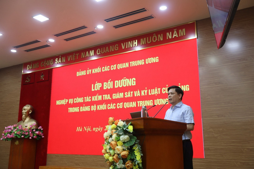 Bí thư Đảng ủy Khối các cơ quan Trung ương Nguyễn Văn Thể phát biểu khai giảng lớp học. (Ảnh: Diệp Trương/TTXVN)